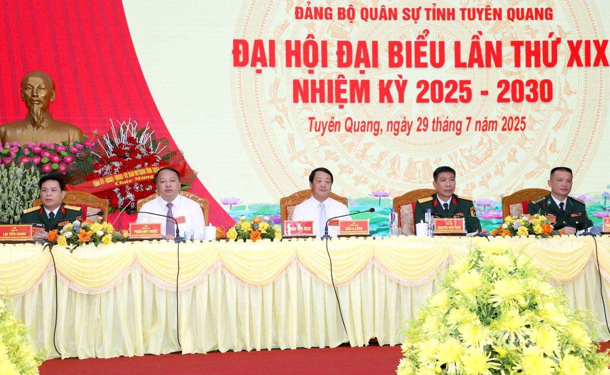 Đoàn Chủ tịch điều hành Đại hội.