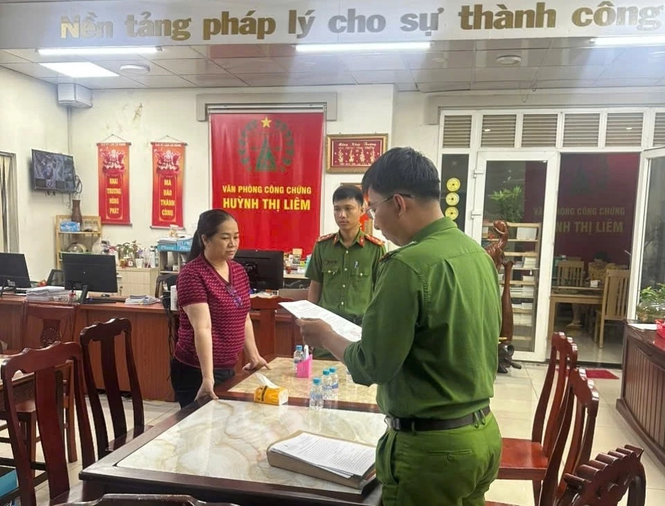 Cơ quan điều tra thi hành lệnh bắt đối với Huỳnh Thị Liêm. Ảnh công an cung cấp