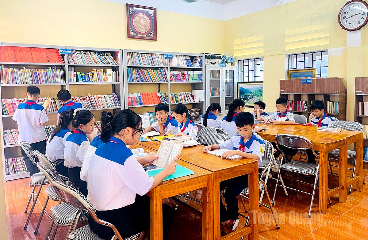 Students of Ly Tu Trong Lower Secondary School in Vi Xuyen Commune read books in the library.
