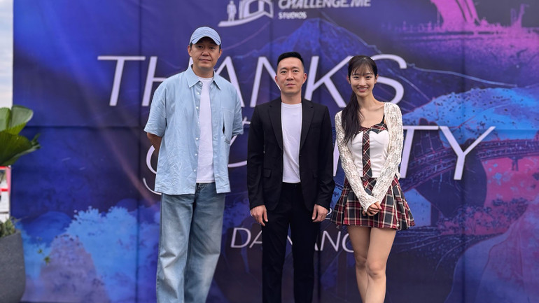 Park Sungwoong và The Nation chụp ảnh cùng đạo diễn Hoàng Nam.