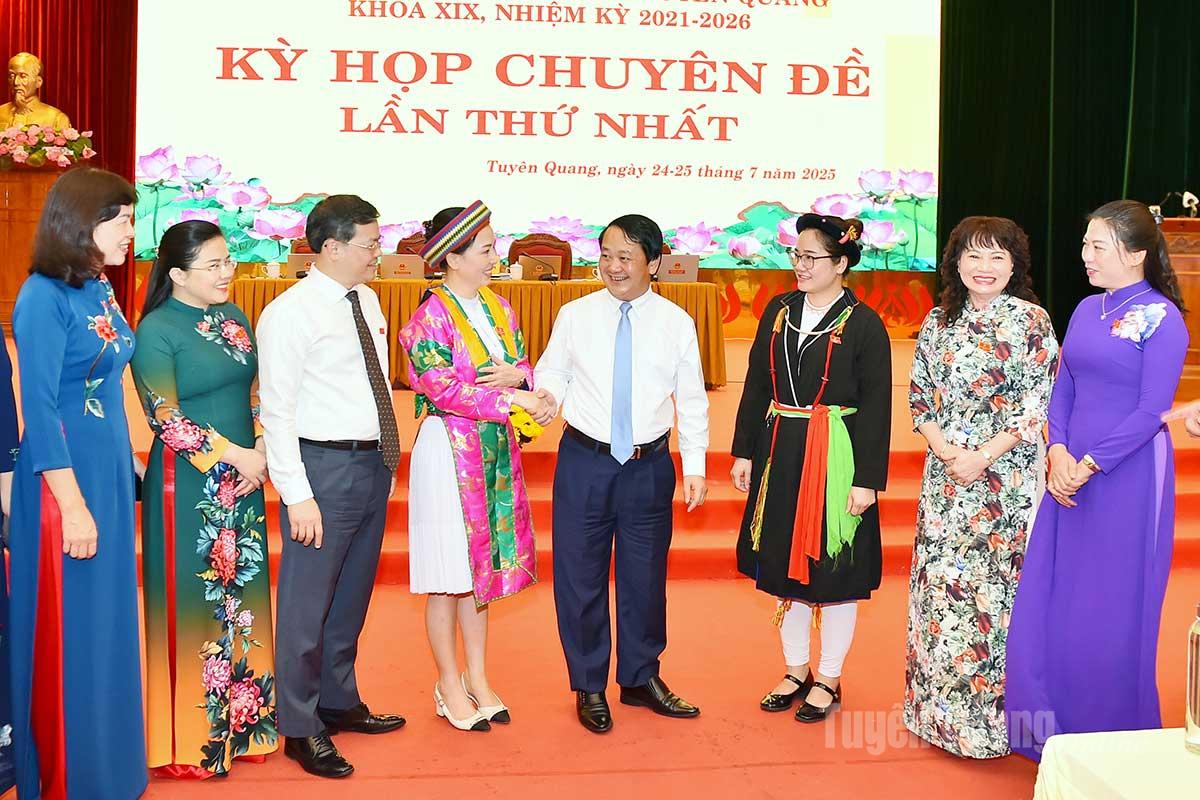 Các đồng chí lãnh đạo tỉnh và đại biểu HĐND tỉnh trao đổi tại kỳ họp.