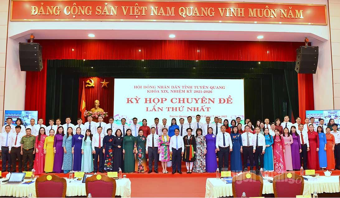 Các đồng chí lãnh đạo tỉnh và đại biểu HĐND tỉnh chụp ảnh tại kỳ họp.