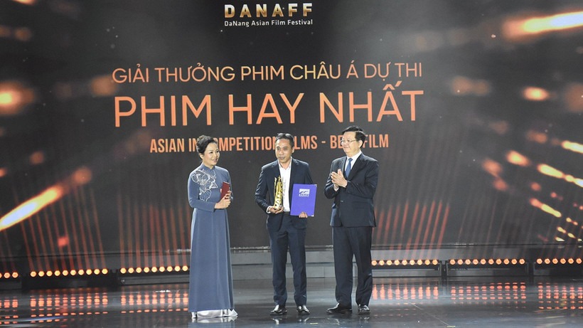 Giải Phim châu Á dự thi hay nhất được trao cho bộ phim Giao dịch miền biên giới. (Ảnh: ANH ĐÀO)