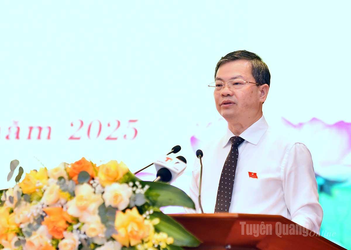 Đồng chí Chủ tịch HĐND tỉnh Nguyễn Văn Sơn phát biểu khai mạc kỳ họp.