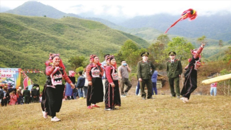 Đồng bào Hà Nhì ở xã Sín Thầu, tỉnh Điện Biên trong ngày hội. (Ảnh TRƯƠNG HỮU THIÊM)