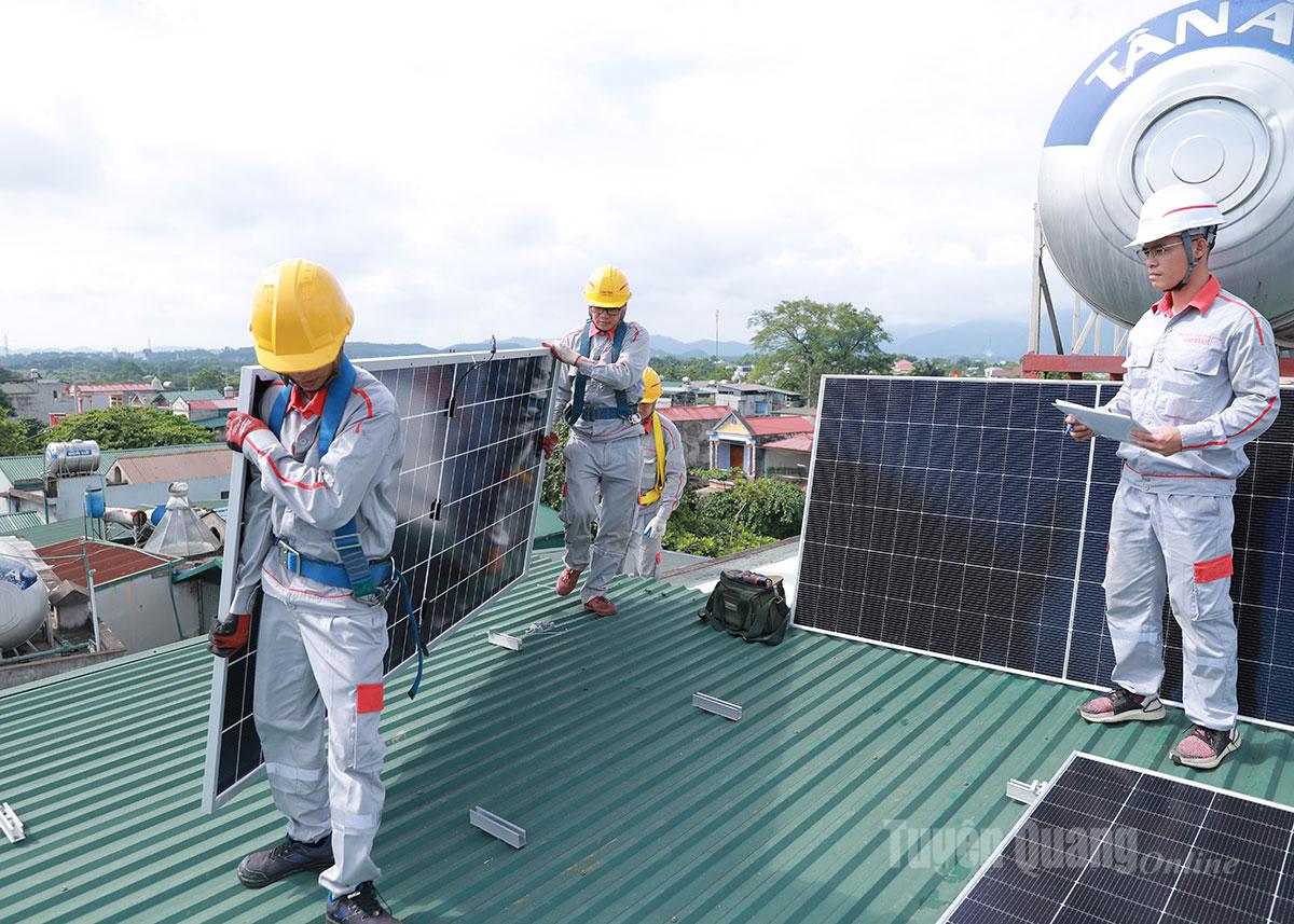 Viettel Construction technicians in Tuyen Quang install rooftop solar panels for a customer in Minh Xuan ward.