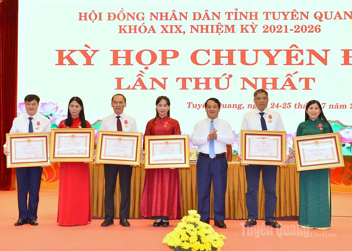 Đồng chí Bí thư Tỉnh ủy Hầu A Lềnh trao Huân chương của Chủ tịch nước cho các cá nhân.