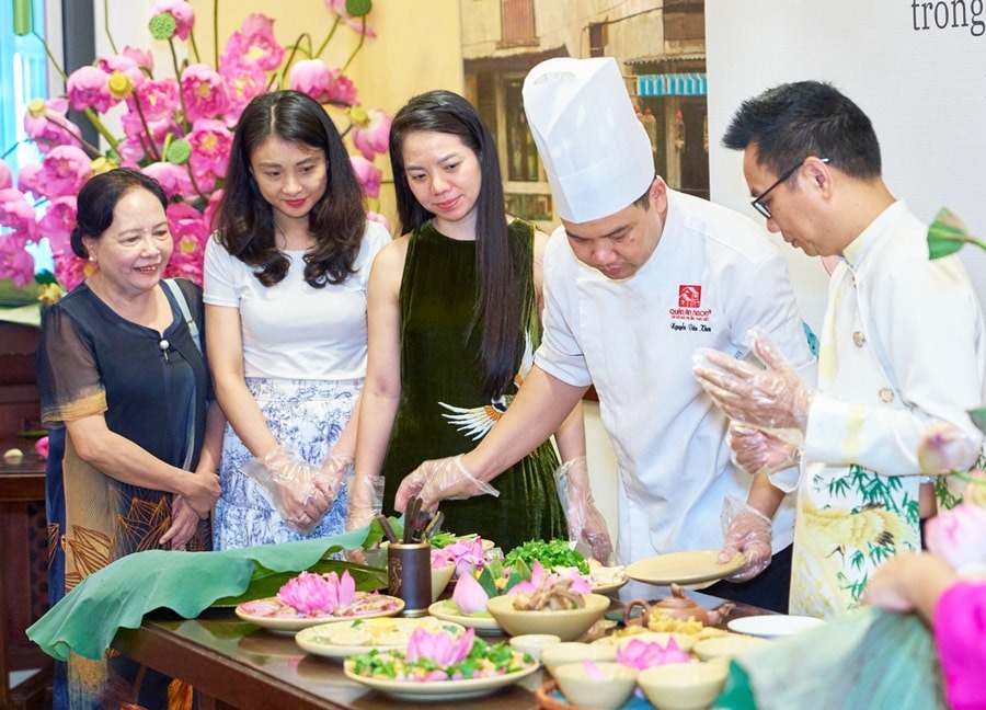Giới thiệu văn hóa và ẩm thực từ sen trong chương trình “Lãng du trong hồn sen” tổ chức tại số 18 phố Phan Bội Châu (phường Cửa Nam).