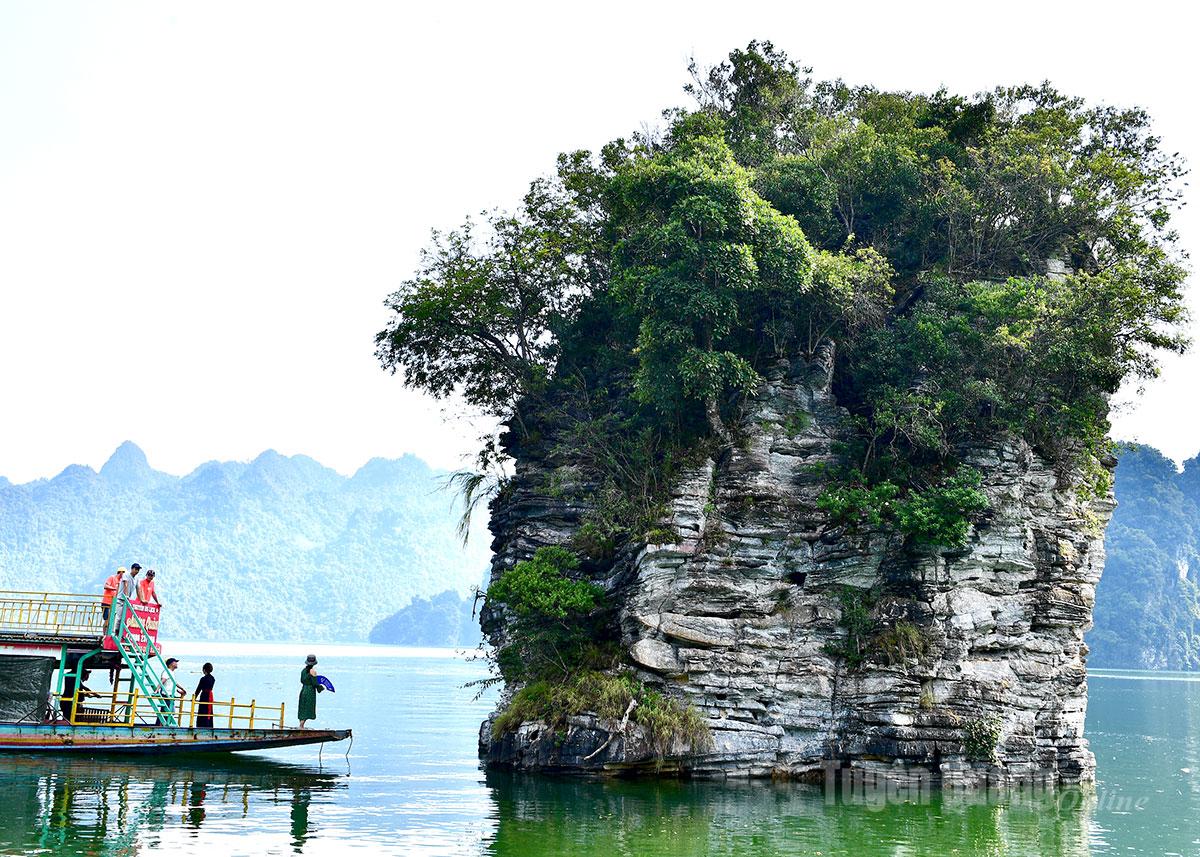 Tourists visit Coc Vai scenic spot.