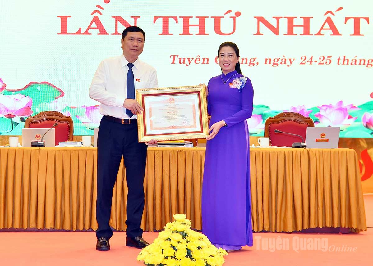 Đồng chí Phó Bí thư Thường trực Tỉnh ủy Lê Thị Kim Dung trao Bằng khen của Thủ tướng Chính phủ cho đồng chí Phùng Tiến Quân, Trưởng ban Nội chính Tỉnh ủy.