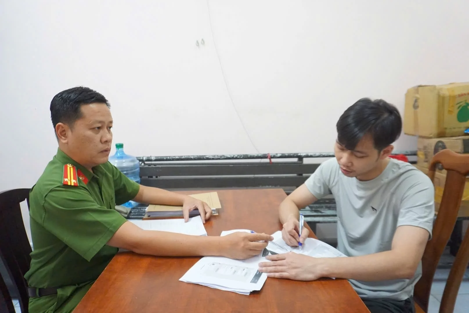 Một đối tượng trong băng nhóm làm việc tại cơ quan điều tra. Ảnh Công an cung cấp