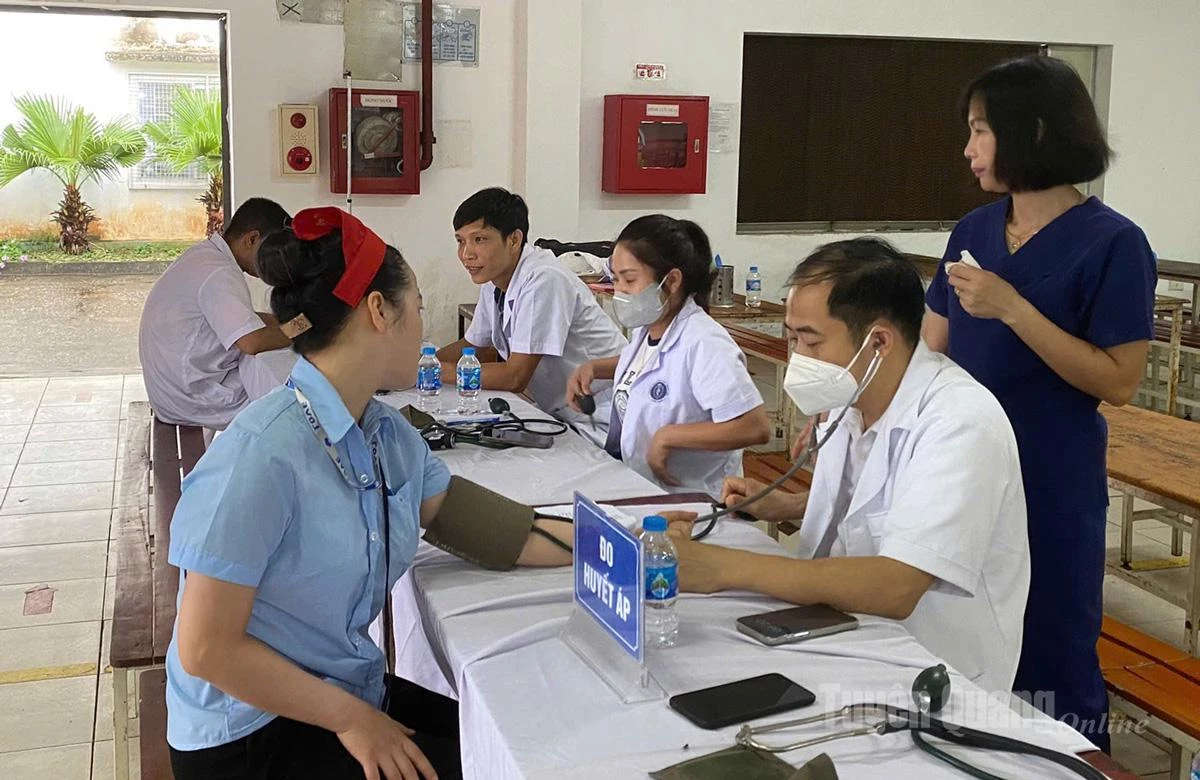 Cán bộ y tế khám sức khỏe định kỳ cho công nhân Khu công nghiệp Long Bình An, phường Bình Thuận.