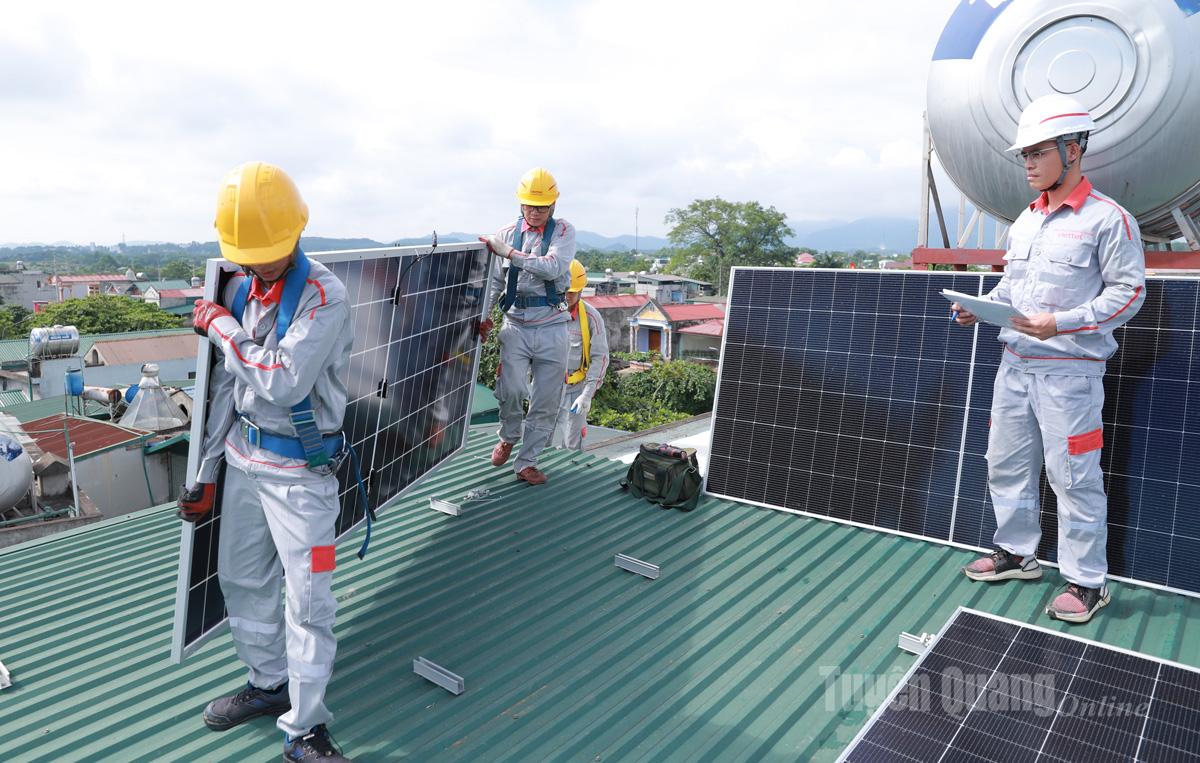 Mỗi tấm pin năng lượng mặt trời do Viettel cung cấp có diện tích hơn 2m2, là sản phẩm chính hãng của các nhà sản xuất hàng đầu thế giới.