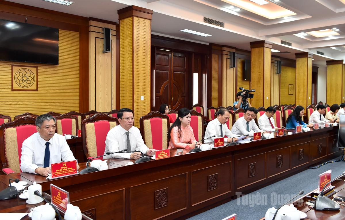 Các đồng chí lãnh đạo Đảng ủy các cơ quan Đảng tỉnh và các đại biểu dự hội nghị.