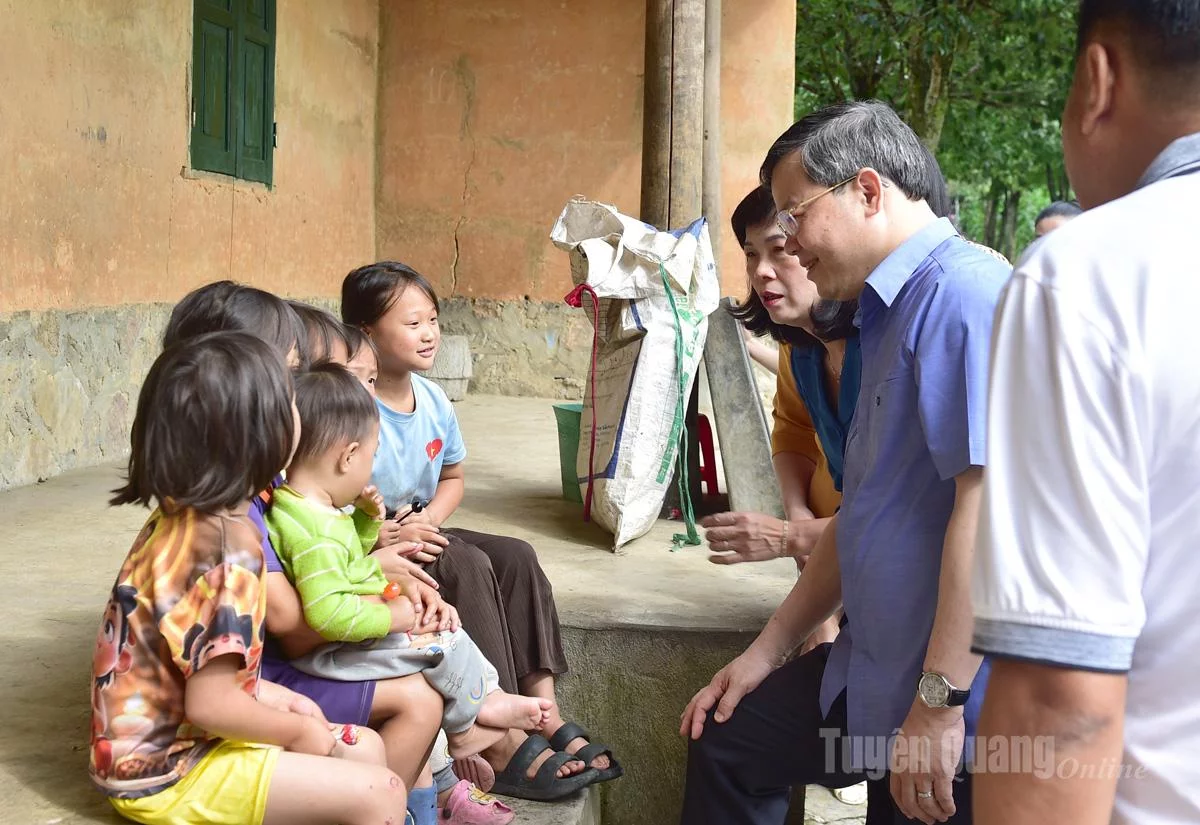 Chairman of the Provincial Peoples Council Nguyen Van Son spoke to children at Lung Cam cultural tourism village.