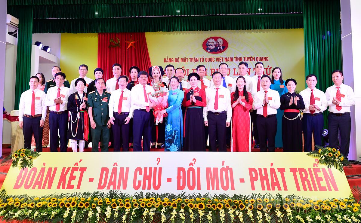 Đồng chí Lê Thị Kim Dung, Phó Bí thư Thường trực Tỉnh ủy, Bí thư Đảng ủy các cơ quan Đảng tỉnh tặng hoa chúc mừng đoàn đại biểu dự Đại hội đại biểu Đảng bộ các cơ quan Đảng tỉnh, nhiệm kỳ 2025-2030.