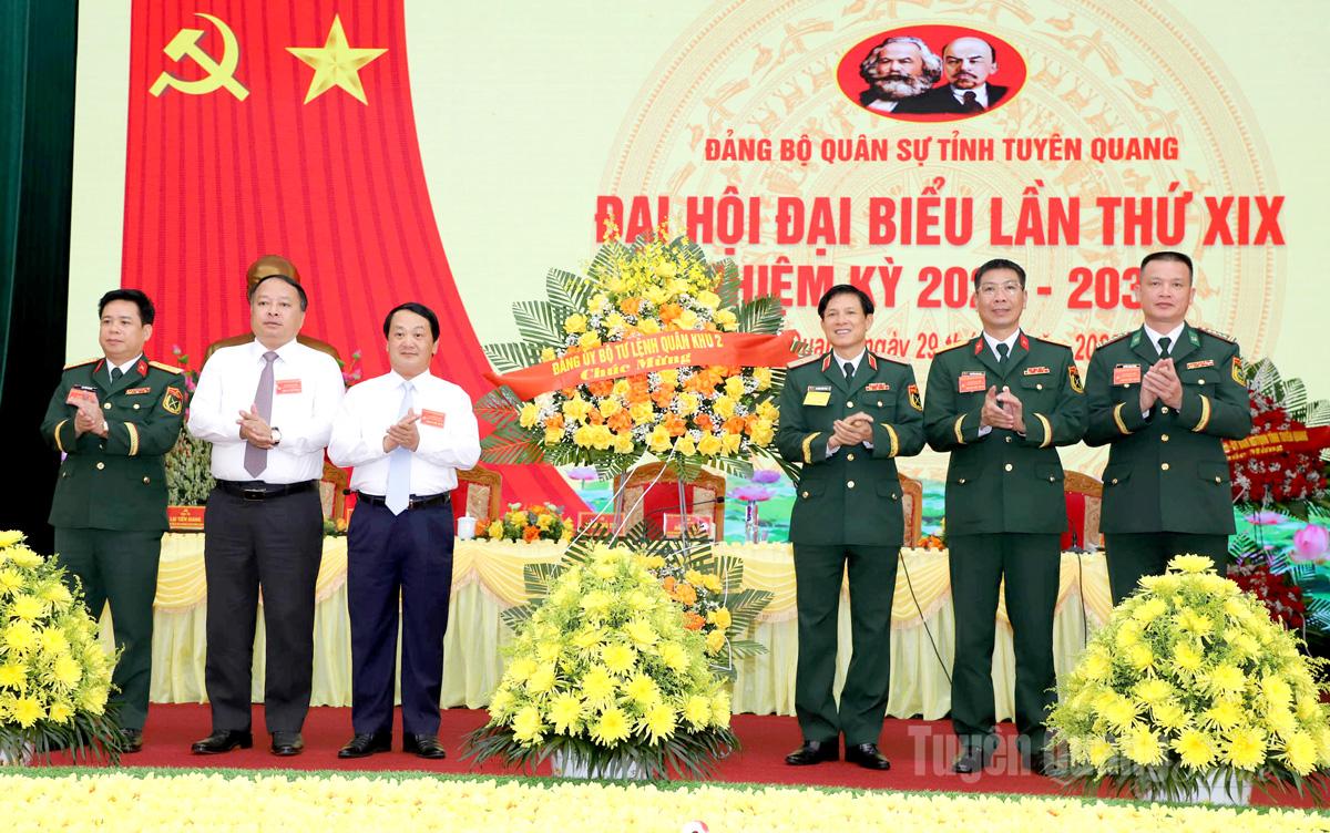 Thiếu tướng Nguyễn Hồng Thái, Phó Chính ủy Quân khu 2 tặng Lẵng hoa của Đảng ủy Quân khu 2 cho Đại hội.