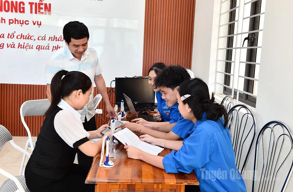 Đồng chí Phạm Ngọc Hải, Chủ tịch UBND phường Nông Tiến kiểm tra việc hướng dẫn người dân thực hiện thủ tục hành chính trên ứng dụng VNeID.