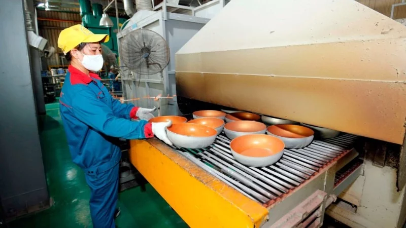 Sản xuất đồ gia dụng tại nhà máy của Tập đoàn Sunhouse. (Ảnh TUỆ NGHI)
