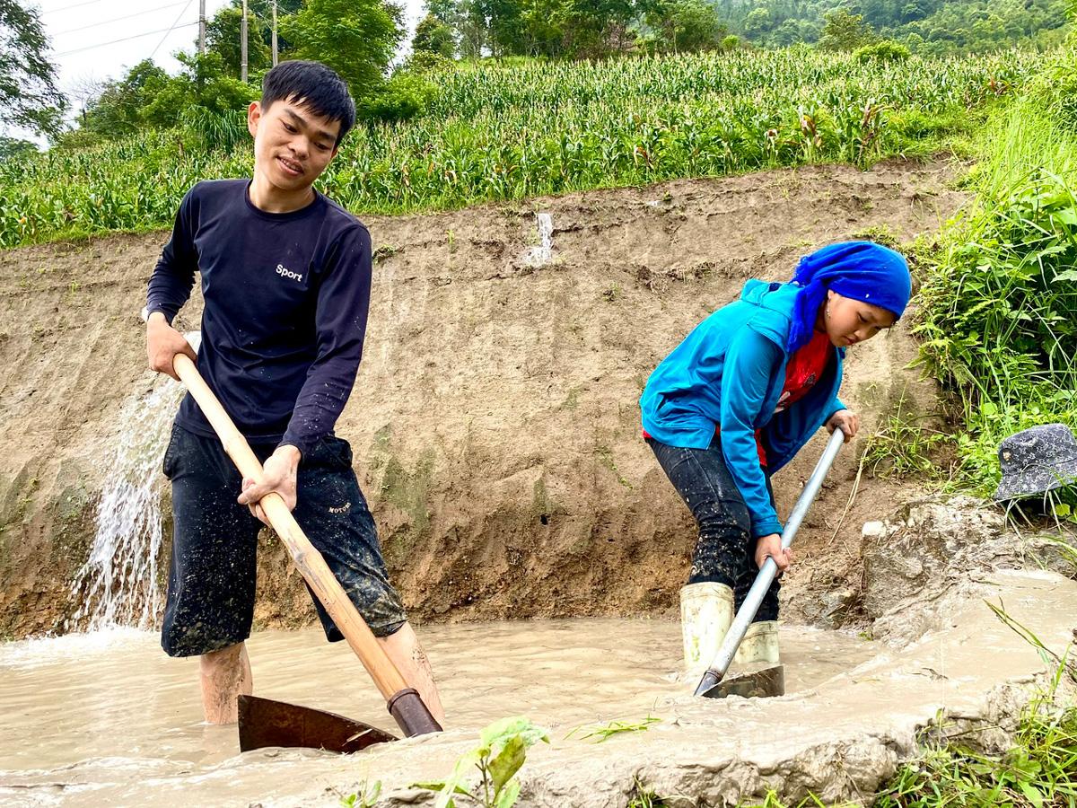 Farmers patiently build and maintain dikes to keep water flowing through the terraced fields.