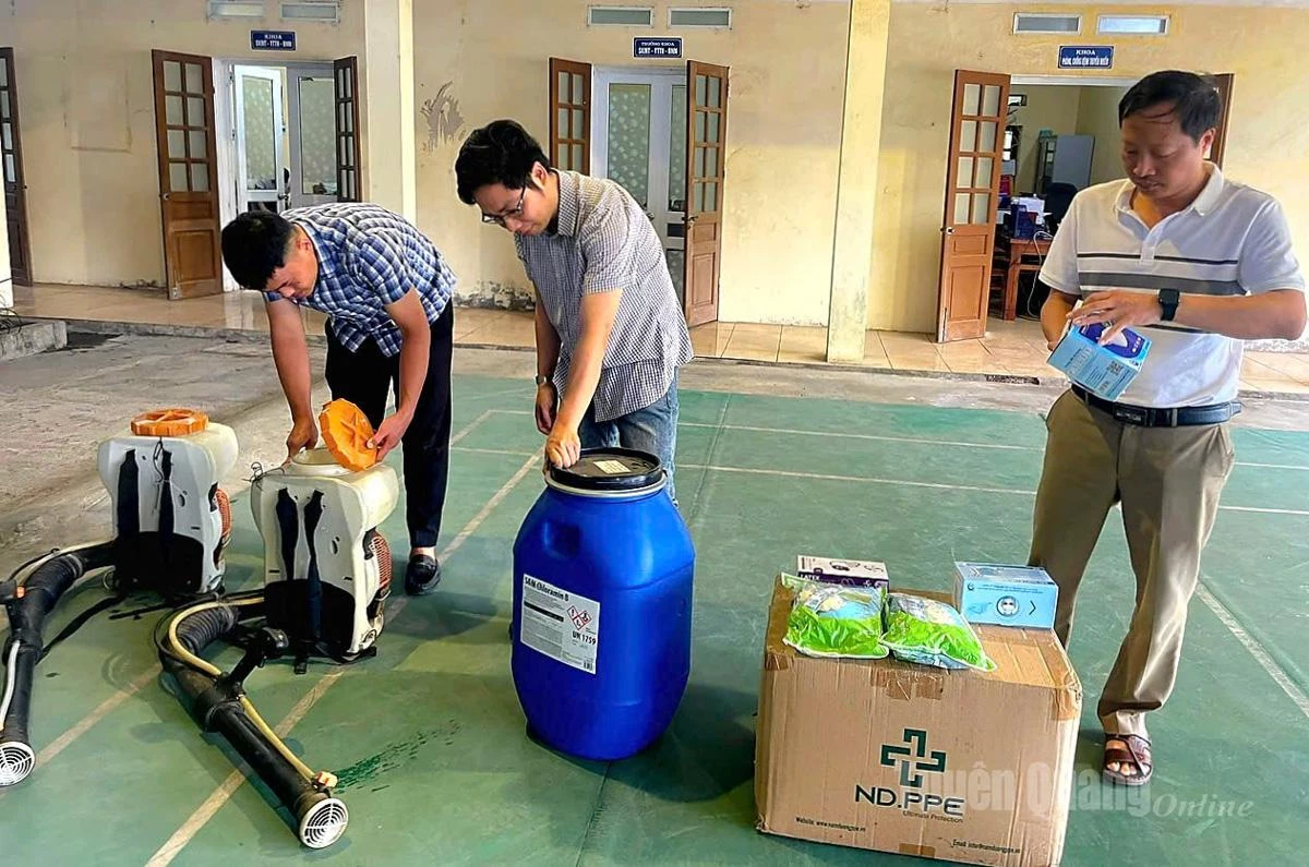 Cán bộ Trung tâm kiểm soát bệnh tật tỉnh kiểm tra máy phun khử khuẩn đảm bảo hoạt động tốt, sẵn sàng phục vụ công tác phòng chống dịch.