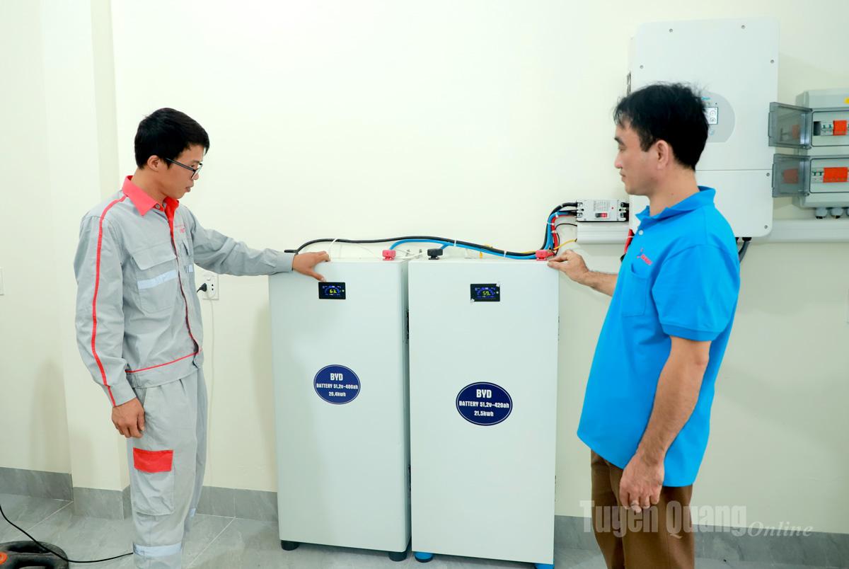 Hệ thống pin tích trữ điện mặt trời áp mái và các thiết bị điều tiết điện Viettel lắp đặt cho gia đình anh Đặng Văn Quyết, phường Ha Giang 2 hoàn toàn tự động.