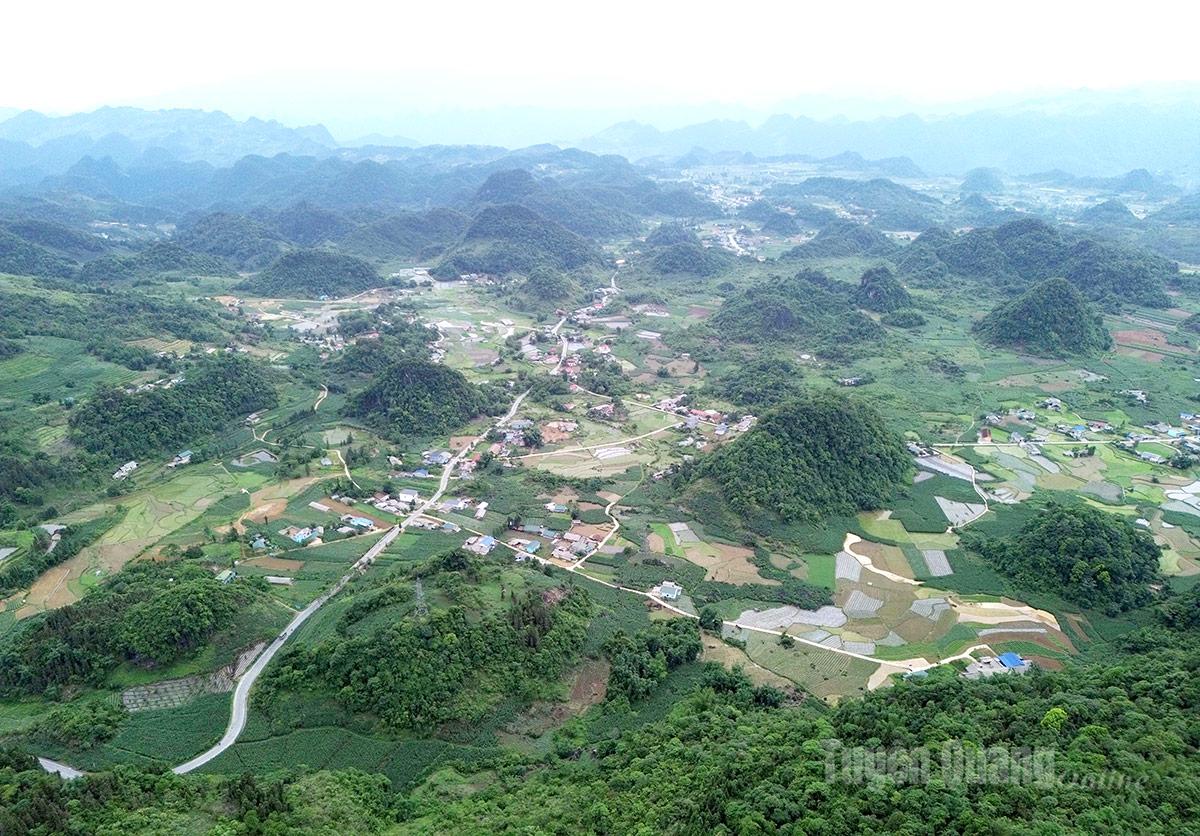 From Quan Ba Heaven Gate, visitors can enjoy a panoramic view of a vast and undulating landscape.