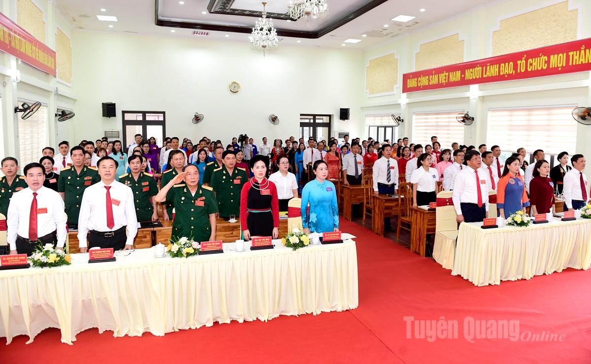 Các đại biểu dự Đại hội thực hiện nghi lễ Chào cờ tại Đại hội.