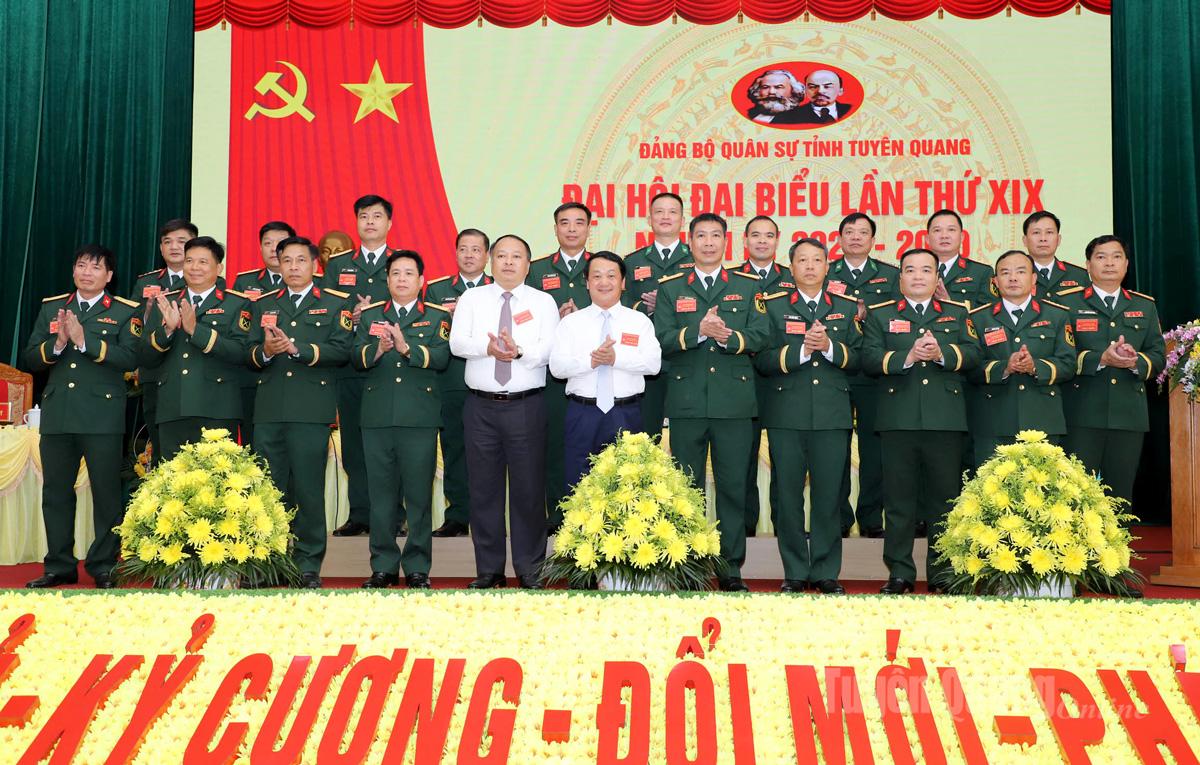 Ban Chấp hành, Ban Thường vụ và Đoàn đại biểu Đảng bộ Quân sự tỉnh đi dự đại hội cấp trên ra mắt Đại hội.