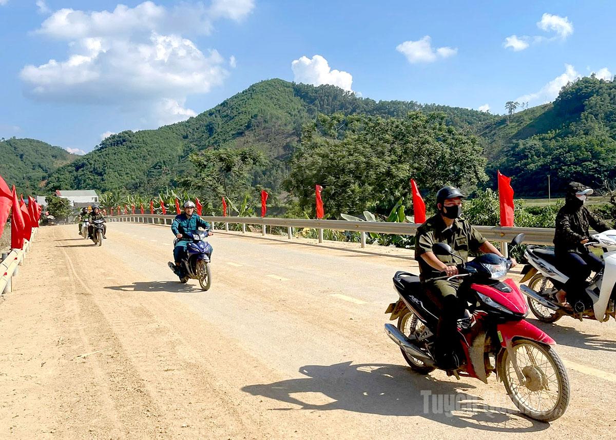 Tuyến đường Hồ Chí Minh đoạn qua xã Hùng Lợi.
