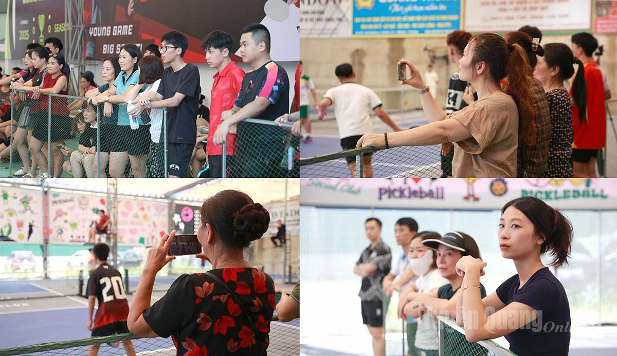 Phía khán đài, rất đông phụ huynh có mặt để cổ vũ cho con em mình.