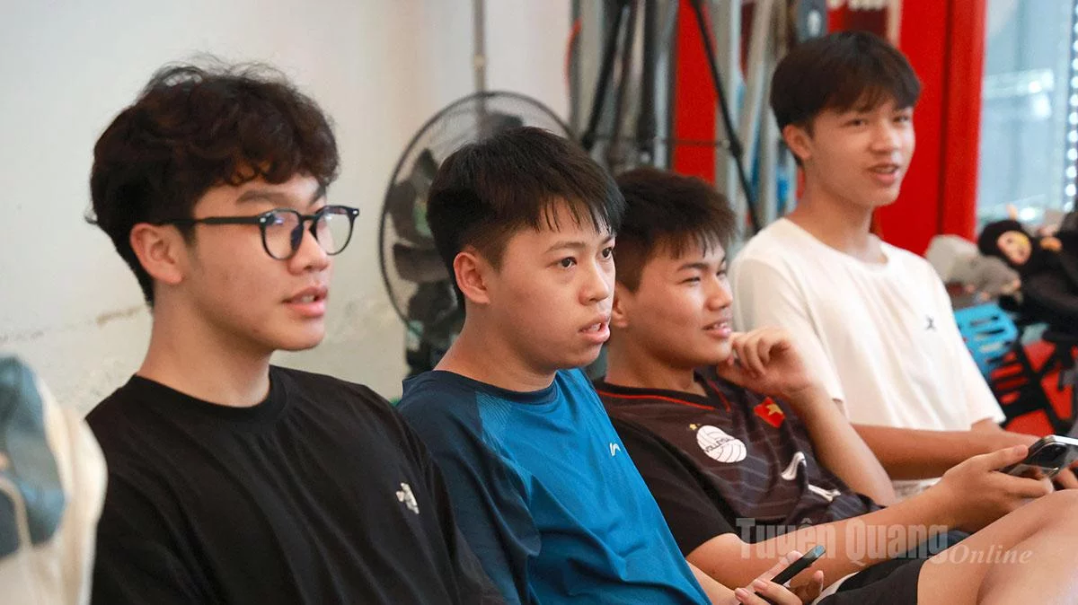 Không chỉ phụ huynh, bạn bè của các thí sinh cũng vô cùng căng thẳng theo dõi từng đường bóng.