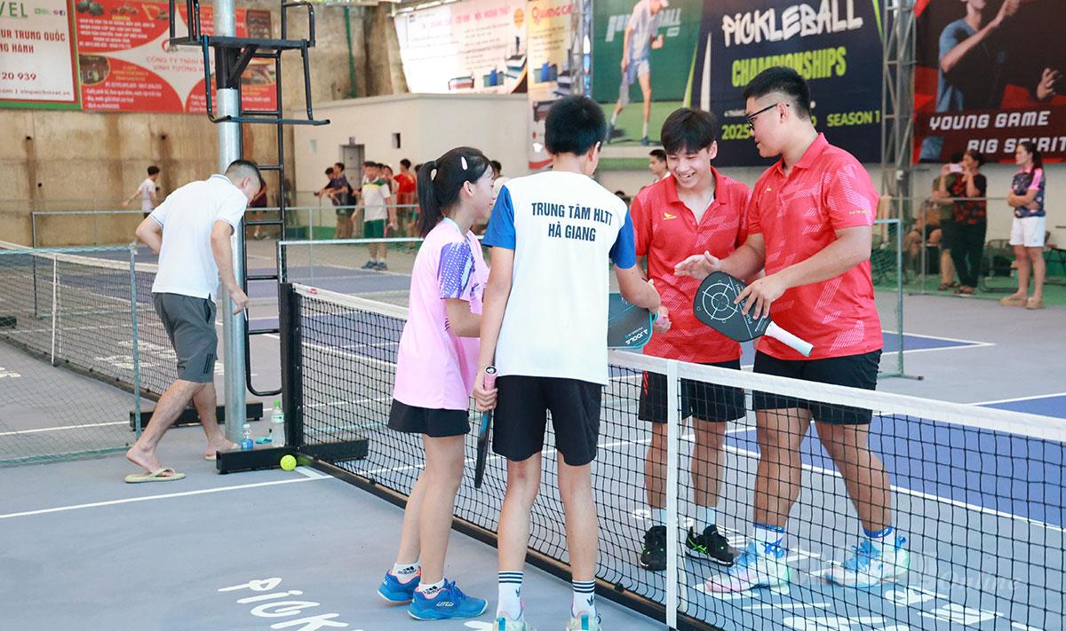 Dù thắng hay thua, mỗi trận đấu đều kết thúc với những cái bắt tay và nụ cười rạng rỡ từ hai bên.