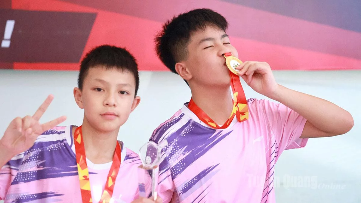 Khoảnh khắc vinh quang khi nhận tấm huy chương.