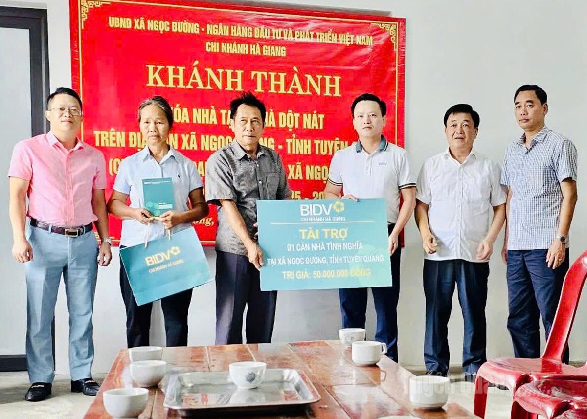 Đại diện Ngân hàng BIDV, chính quyền xã Ngọc Đường trao nhà cho gia đình ông Lưu Hữu Tình.