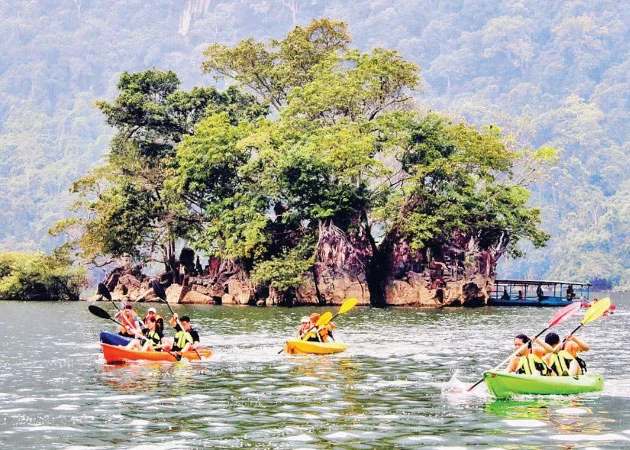 Chèo kayak trên thắng cảnh hồ Ba Bể. (Ảnh: HƯƠNG DỊU)