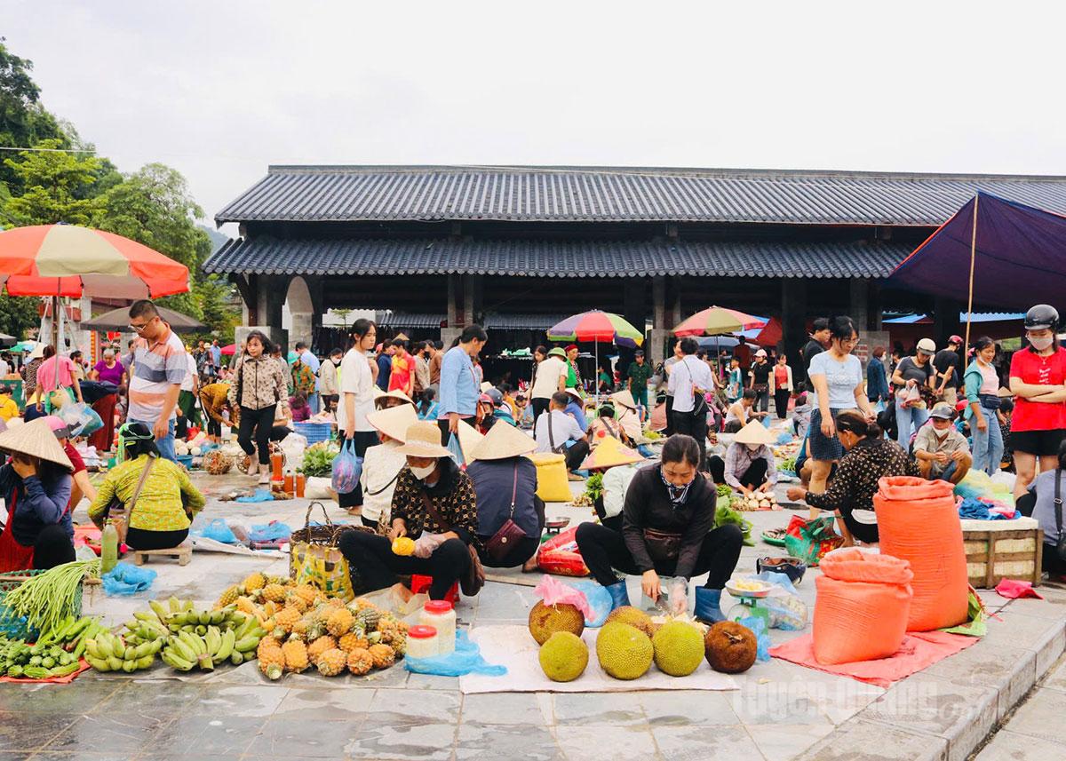 Chợ phiên Phương Thiện họp vào sáng thứ Bảy hằng tuần, nơi bà con mang theo những sản vật nông sản tươi ngon của núi rừng ra trao đổi, buôn bán.