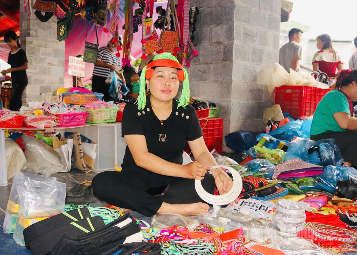 Khu vực bán phụ kiện, thổ cẩm sắc màu luôn được các bà, các chị tìm đến.