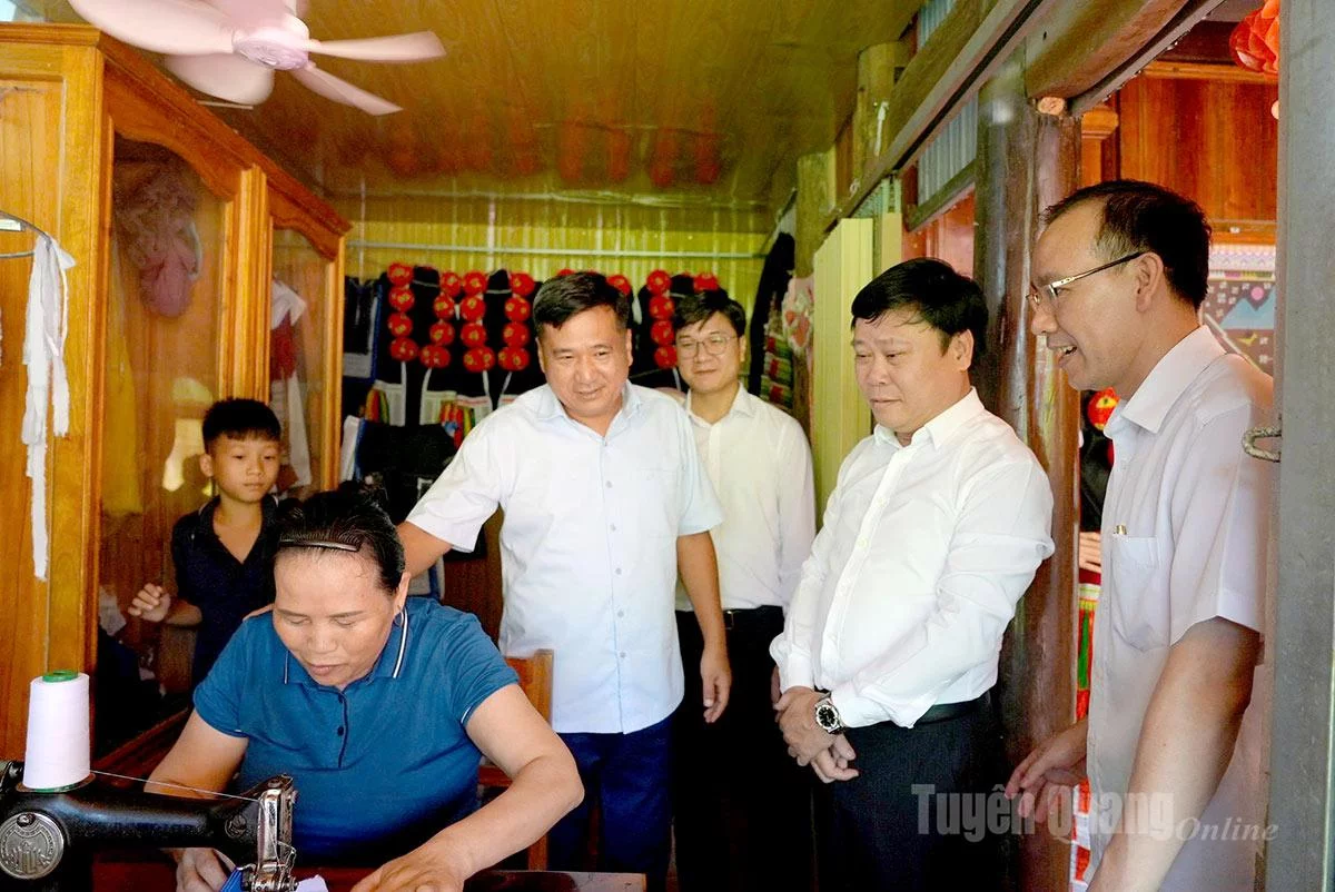 Đoàn công tác số 11 của Ban Thường vụ Tỉnh uỷ thăm mô hình du lịch homestay tại xã Trung Hà. Ảnh: Cao Huy