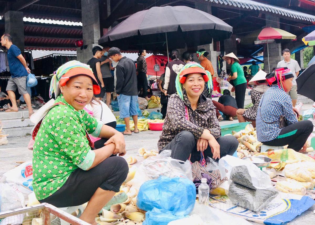 Các cô gái người dân tộc Dao lên rừng đào măng, hái chè, rồi tỉ mẩn sao khô để cuối tuần mang ra chợ phiên bán – những sản vật mang đậm hương vị núi rừng và bàn tay cần mẫn của người vùng cao.