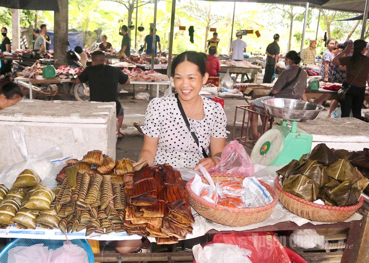 Chị Nguyễn Mai Lụa, thôn Châng, phường Hà Giang 1 tự tay làm các loại bánh truyền thống mang ra chợ bán.