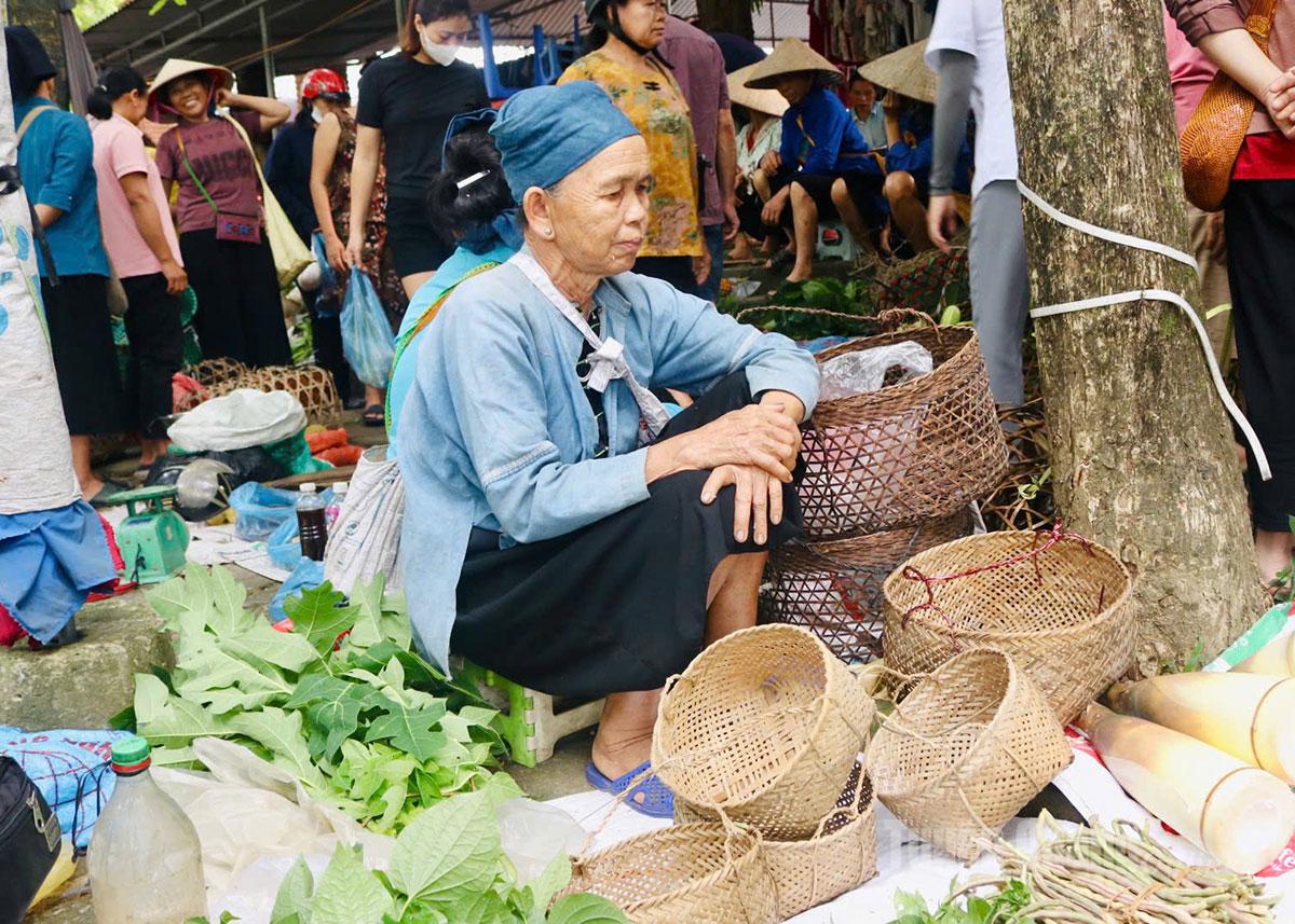 Các mặt hàng thủ công được bày bán tại phiên chợ.