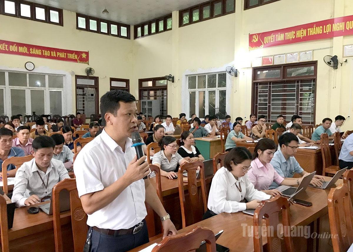 Cử tri xã Minh Ngọc kiến nghị với tổ đại biểu.