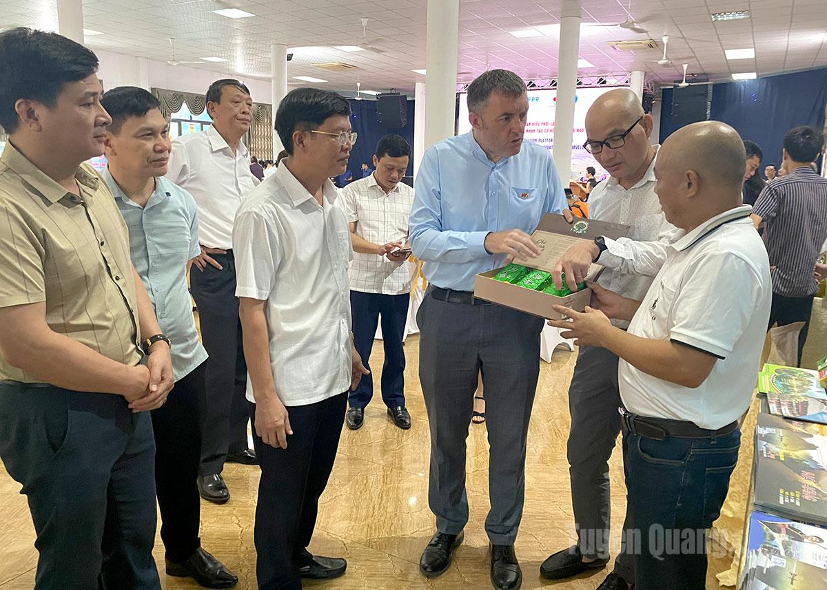 Ông Nguyễn Ngọc Phó
(bên phải) Giám đốc Hợp tác xã Sơn Trà giới thiệu trà xanh
Shan tuyết với thương nhân nước ngoài tại Hội nghị xúc tiến thương mại vùng đồng bào dân tộc thiểu số.