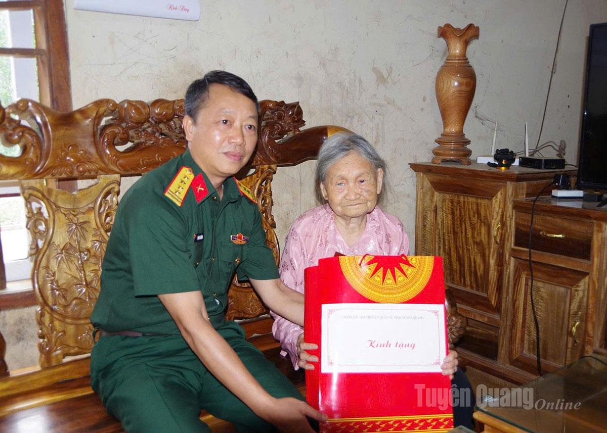 Đại tá Đào Toàn Thắng tặng quà Mẹ Việt Nam Anh hùng Lương Thị Hồng.