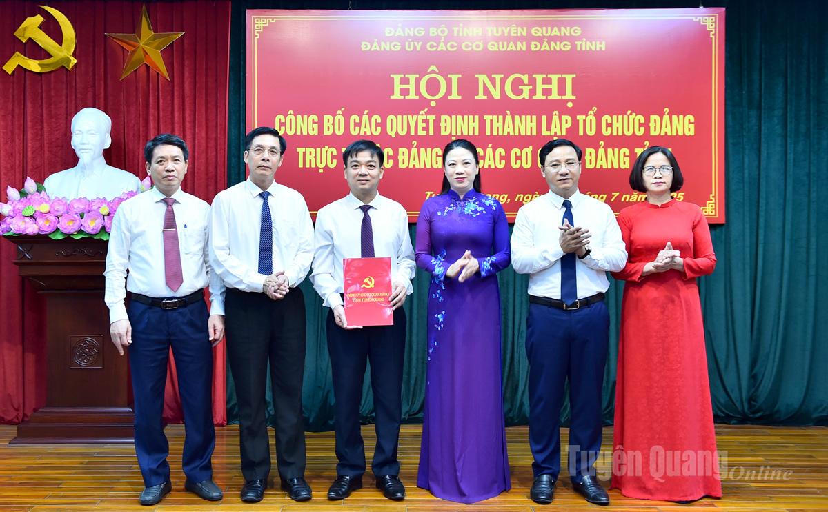 Đồng chí Lê Thị Kim Dung, Phó Bí thư Thường trực Tỉnh ủy, Bí thư Đảng ủy các cơ quan Đảng tỉnh trao quyết định chỉ định cấp ủy cho Đảng bộ Ban Tổ chức Tỉnh ủy.