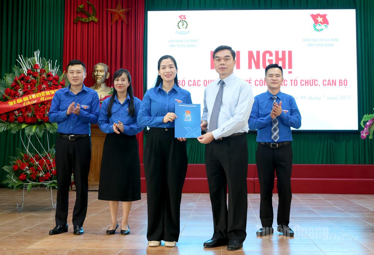 Đồng chí Ma Thế Hồng, Phó Bí thư Tỉnh ủy, Chủ tịch Ủy ban MTTQ Việt Nam tỉnh trao quyết định thành lập Đoàn TNCS Hồ Chí Minh tỉnh Tuyên Quang.