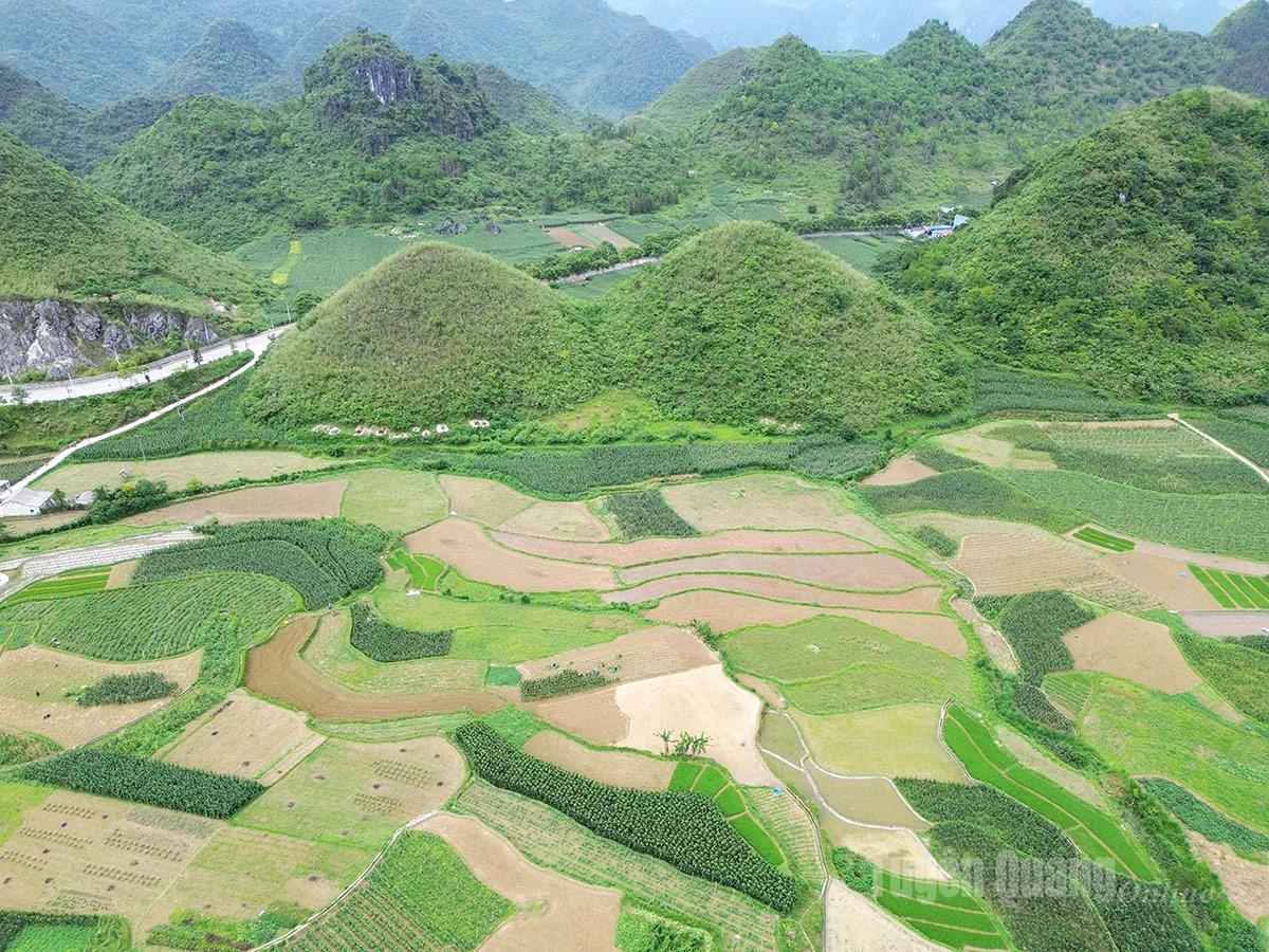 The Twin Mountains of Quan Ba can be seen from the observation platform at the Quan Ba Heaven Gate.