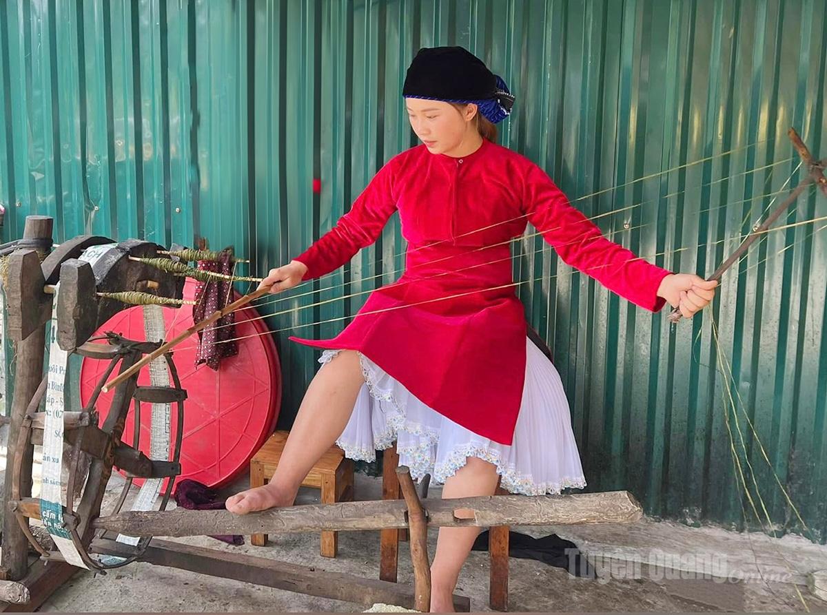 Once the raw flax threads are fully joined, they are spun into fine yarn – a process known as thread spinning. Each batch of thread, after being joined and spun, typically weighs between 2 to 3 kilograms.