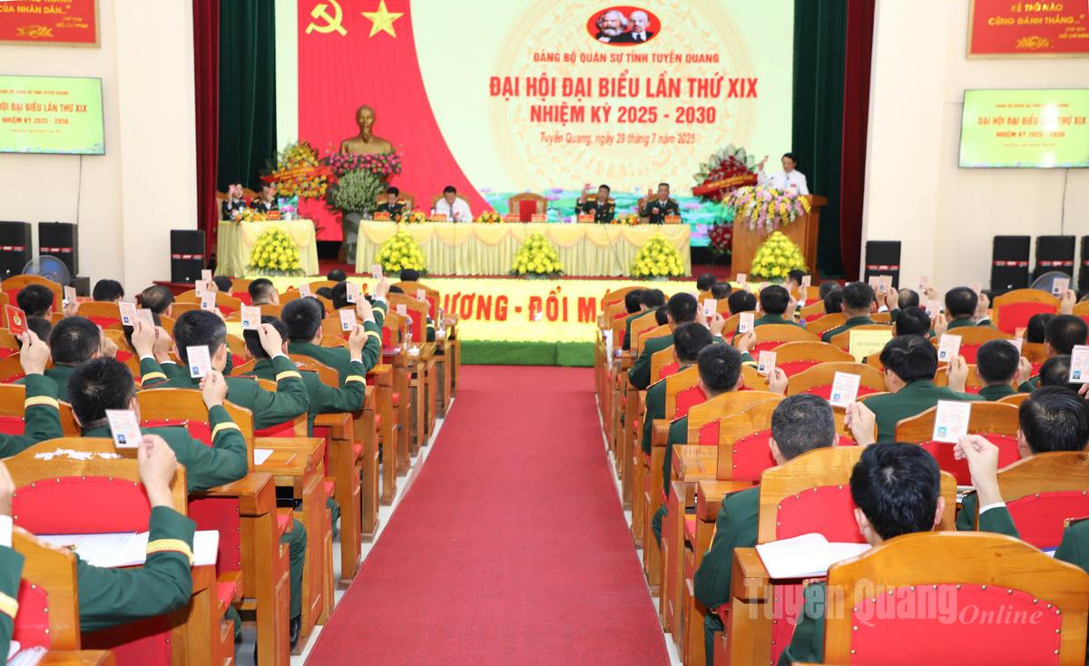 Các đại biểu biểu quyết thông qua Nghị quyết Đại hội Đảng bộ Quân sự tỉnh lần thứ XIX, nhiệm kỳ 2025-2030.